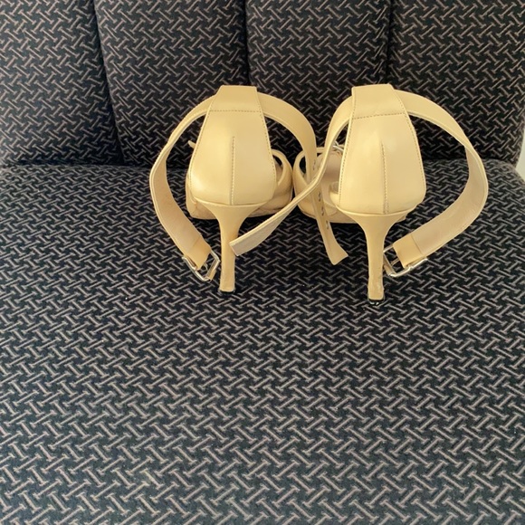 Used Manolo Blahnik opened toe pumps. - Picture 4 of 6